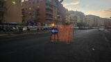 Roma, cede il manto stradale a viale Tirreno: è la seconda voragine nel III Municipio nella stessa giornata (FOTO)