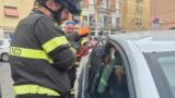 Civitavecchia, bimbo di 5 anni resta chiuso in auto: salvato dai Vigili del Fuoco in pochi minuti
