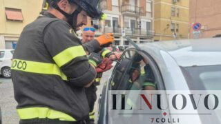 Civitavecchia, bimbo di 5 anni resta chiuso in auto: salvato dai Vigili del Fuoco in pochi minuti