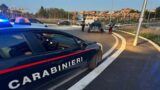 Guidonia, vede i Carabinieri e cerca di disfarsi della droga…ma il tentativo fallisce: arrestati 2 pusher