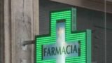 ‘Questa è una rapina’: armato entra nella farmacia e si fa consegnare l’incasso, è caccia al ladro