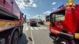 Incidente a Roma: donna rimane incastrata sotto al camion, è grave