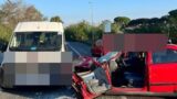Roma, incidente tra auto e furgoncino in via Borghesiana: ferita una donna