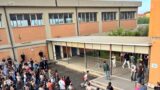 Genzano, 15enne pestato in classe al liceo Vailati: due ex compagni entrano e filmano l’aggressione