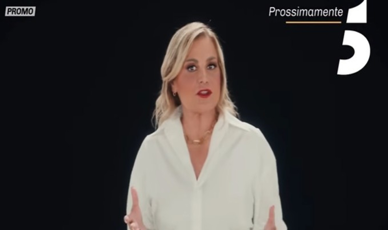 Simona Ventura che conduce il GF