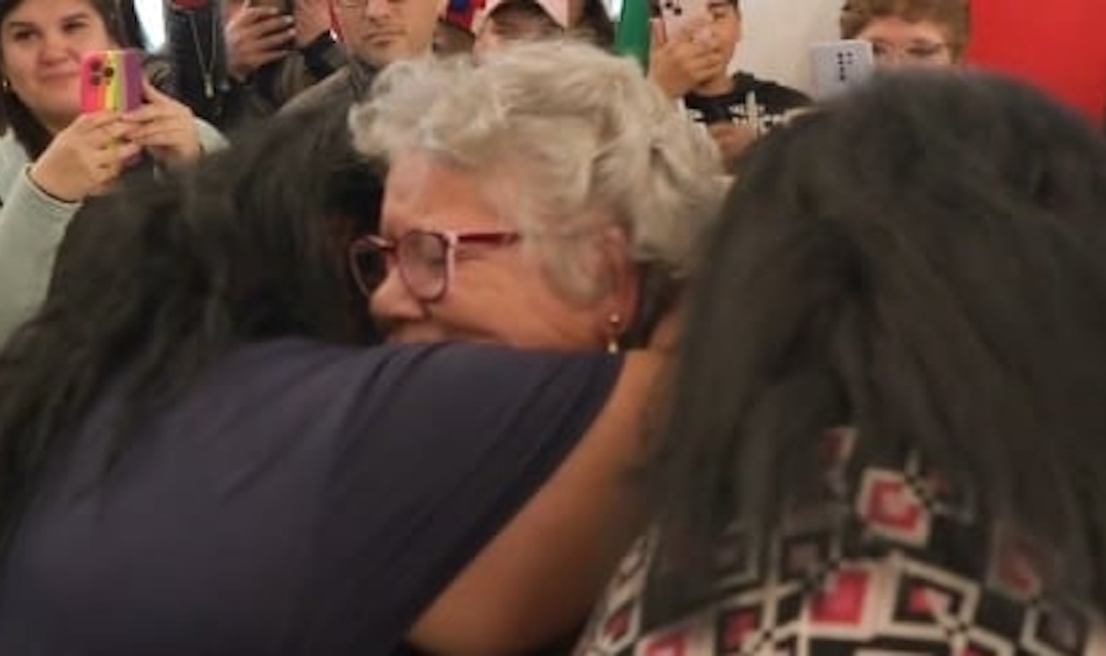 Abbraccio tra Beatrice - Adelia e la mamma