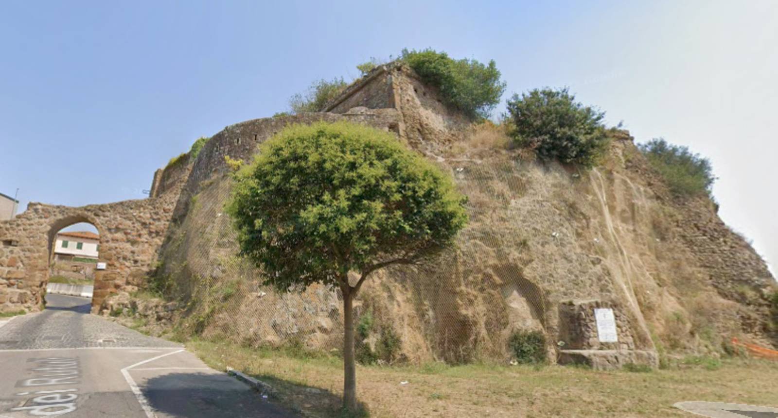 Ardea, la Rocca dove hanno luogo i continui cedimenti di roccia, foto Google Maps