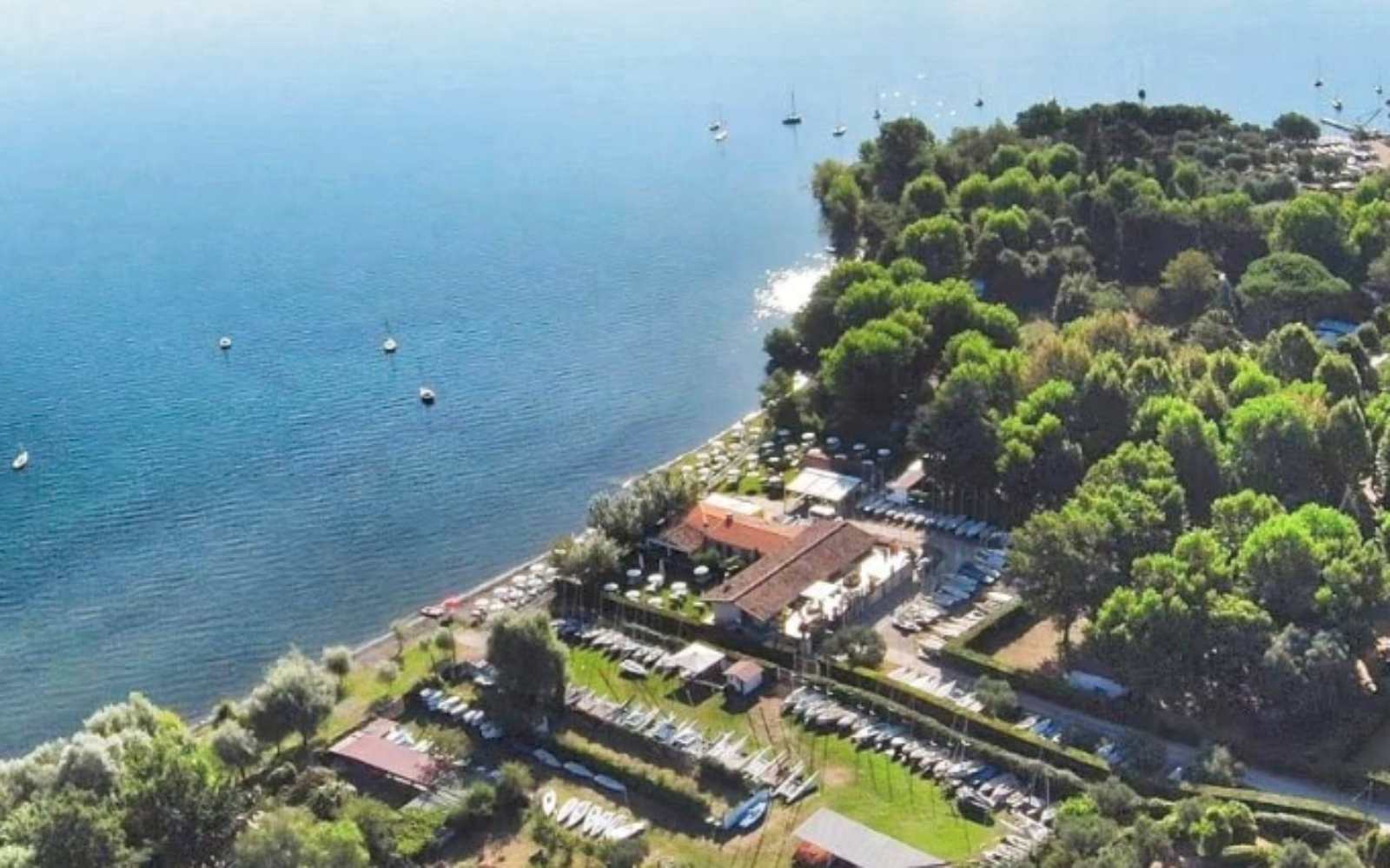Un centro velico sul lago di Bracciano, non riconducibile all'articolo, foto Google Maps