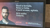 Ostia non è Suburra: bufera sul manifesto al Colosseo. E Netflix corre a rimuoverlo…