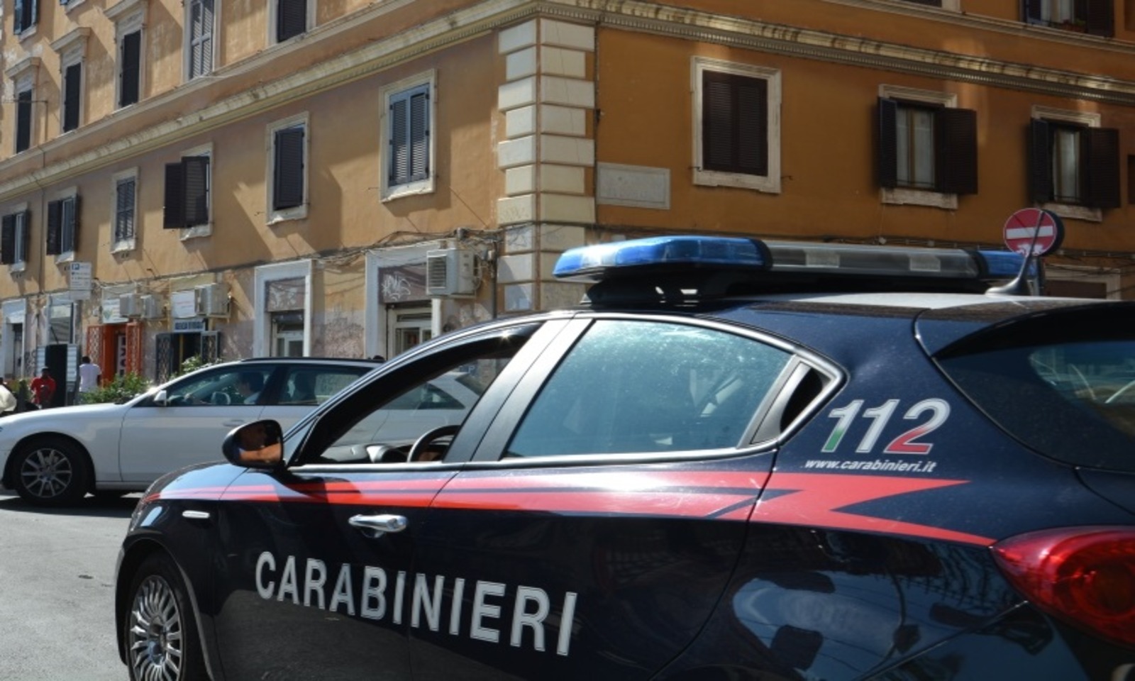 Controlli dei carabinieri all'Esquilino a Roma