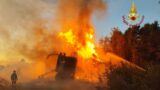 Roma, incendio nella Pineta di Castel Fusano: a fuoco un macchinario, corsa contro il tempo per fermare le fiamme