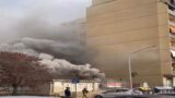 Roma, incendio in un edificio abbandonato: grossa colonna di fumo nera a Torpignattara, strade chiuse (FOTO)