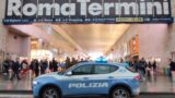 Roma, dagli ‘scherzi’ agli scippi a Termini: ladro di collane tradito dalla “divisa da tifoso”