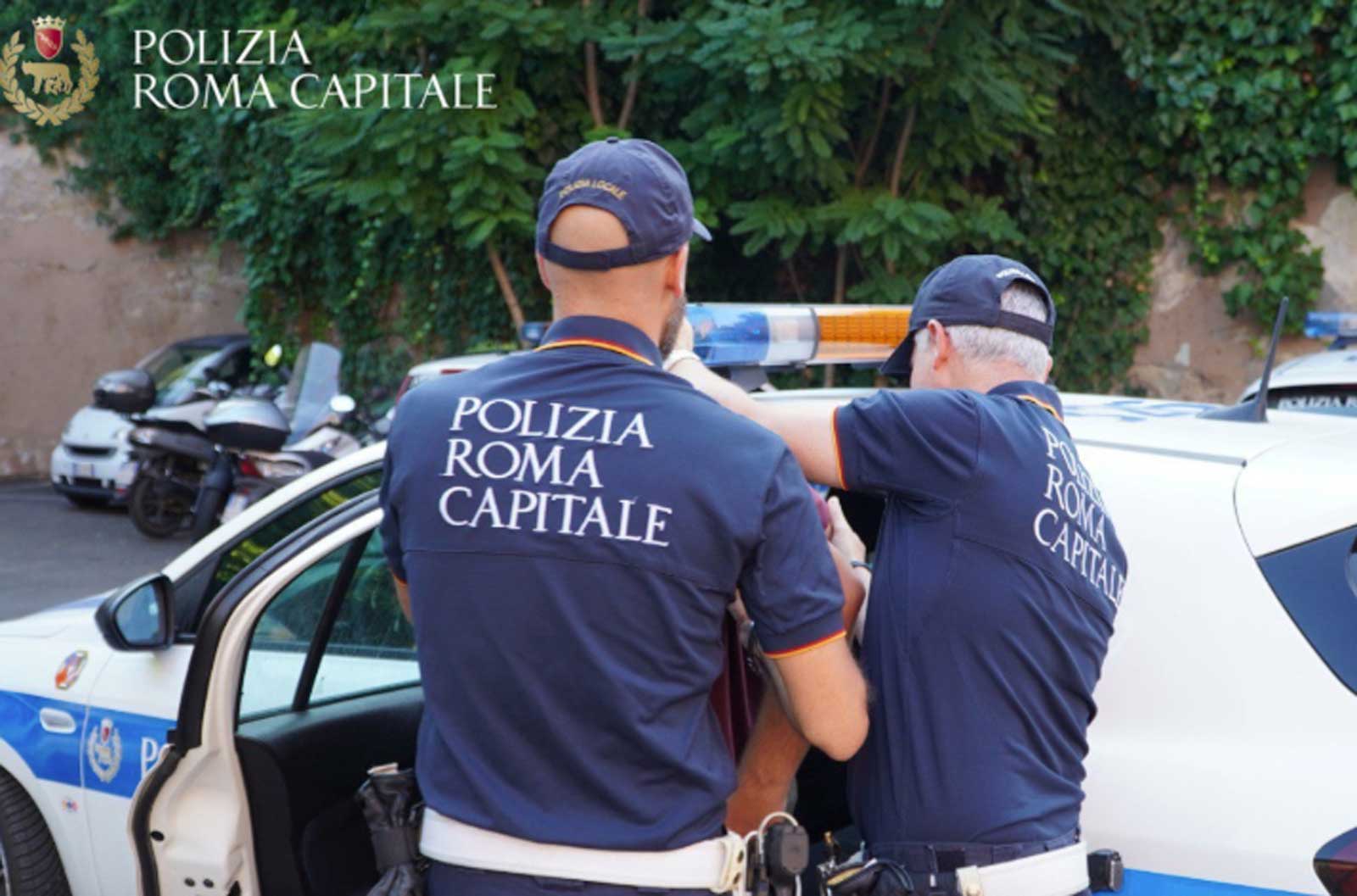 Polizia Locale di Roma durante l'arresto di Rom