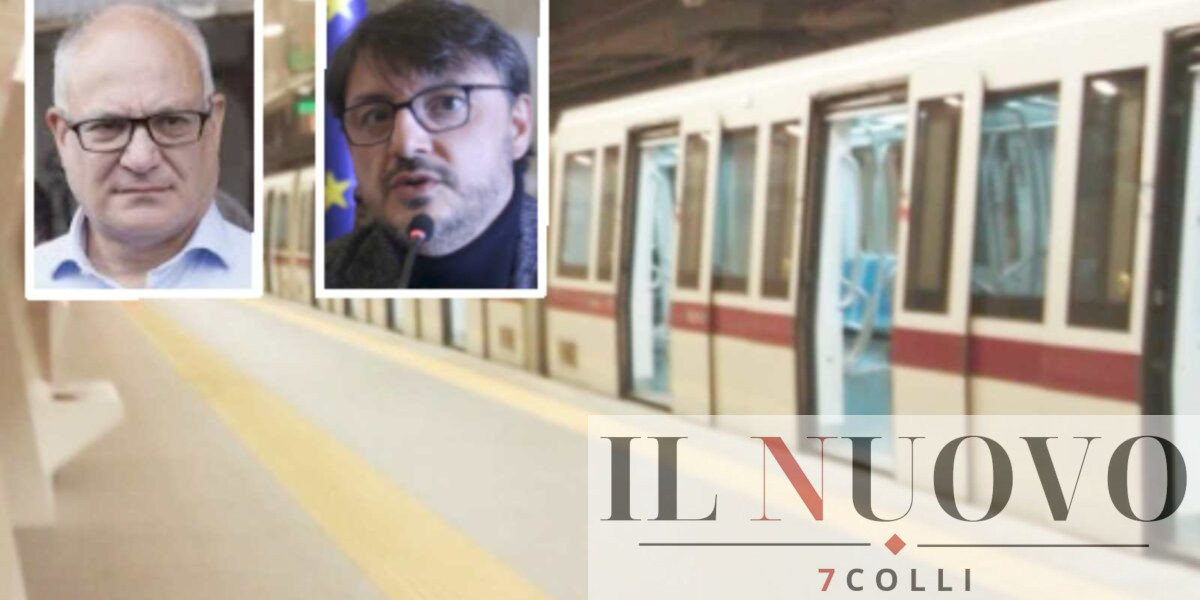 Roma, un vagone della metro, in primo piano il sindaco Gualtieri e l'assessore Patanè