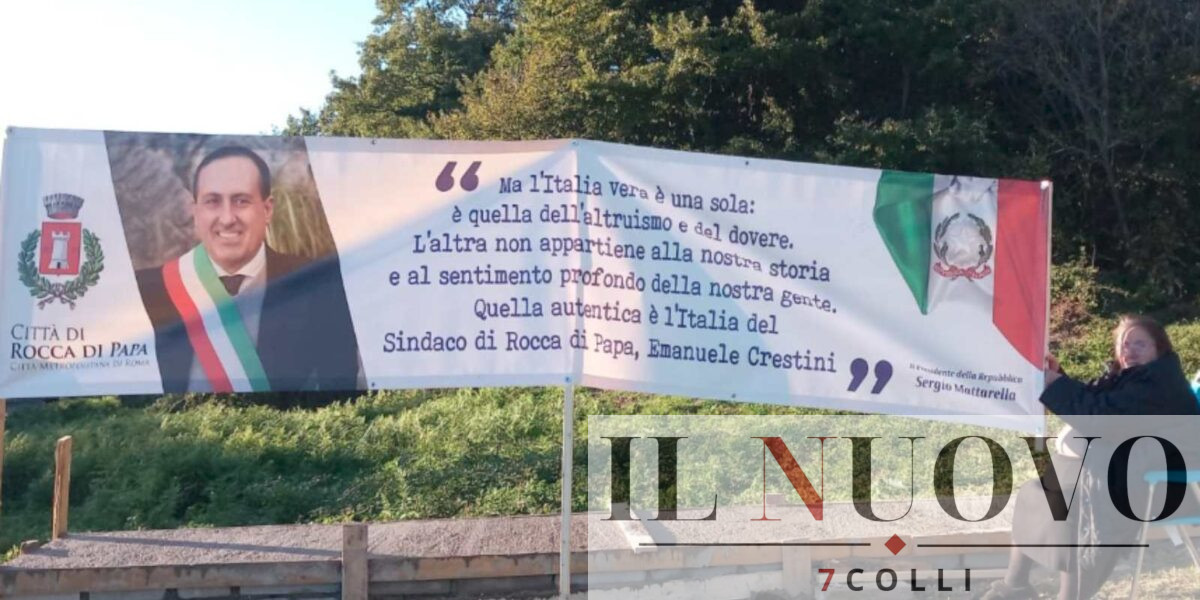 Rocca di Papa, la mamma davanti allo striscione