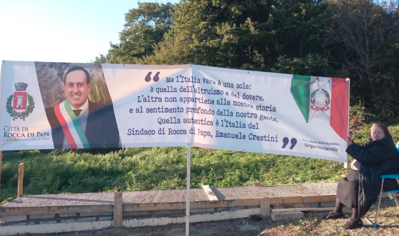 Rocca di Papa, la mamma davanti allo striscione