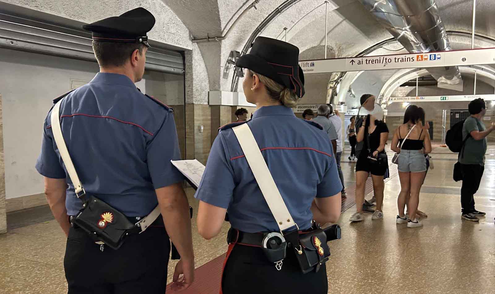 Roma, Carabinieri di servizio nelle metro