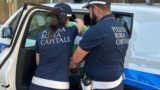 Roma, ubriaco alla guida provoca un incidente, picchia gli agenti, poi danneggia l’auto di servizio 