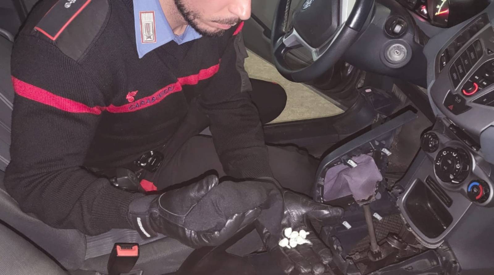 Albano, corriere della droga nascondeva eroina e cocaina in auto: arrestato 28enne