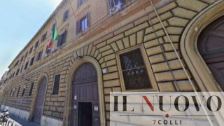 Roma, baci, abbracci e… cocaina durante il colloquio in carcere: nasconde la droga nella scarpa, coppia beccata durante lo scambio