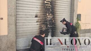 Roma, saracinesca del ristorante in fiamme, ipotesi incendio doloso
