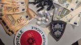 Roma, droga nascosta sotto il cambio dell’auto: 30enne arrestato con 30 dosi di cocaina