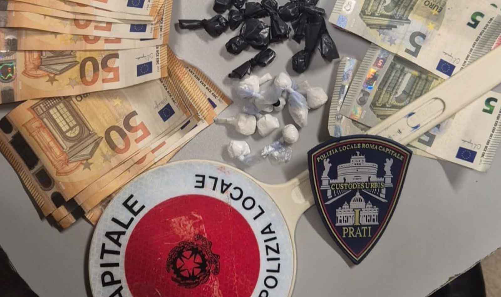 Roma, cocaina nascosta sotto il cambio dell’auto