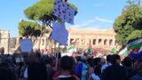 Roma, migliaia in piazza per il corteo pro Palestina: “Siamo oltre 600mila”