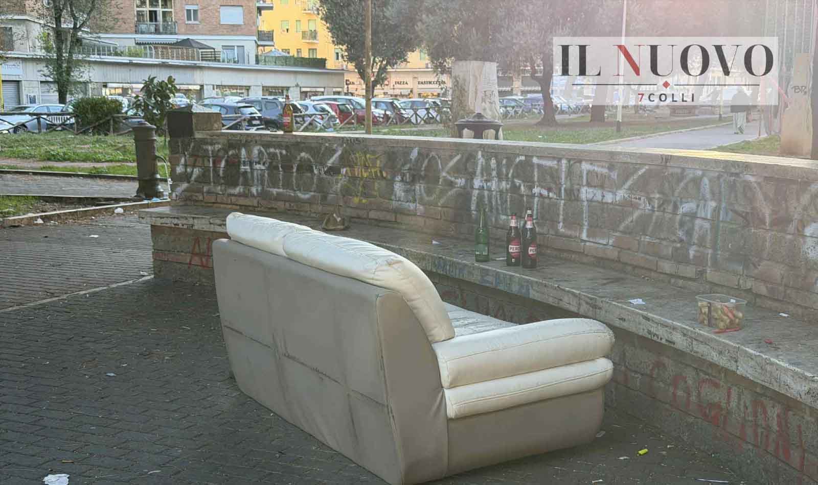 Roma, divano in piazza dei Consoli salotto Don Bosco