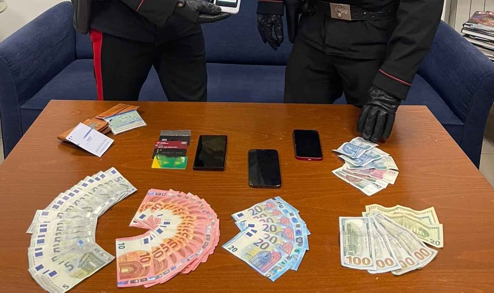 Roma, fermato nella metro A con POS illegale e 7 carte di credito rubate