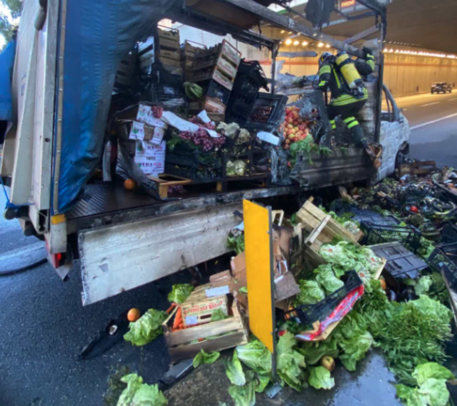 Roma, camion di frutta
