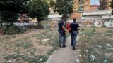 Roma, il muretto della droga e la catena di spaccio: tre arresti e 69 dosi sotto il cemento