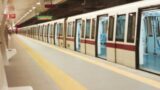 Roma, caos Metro B, l’arrivo dei nuovi treni slitta ancora: tensione tra Campidoglio e Hitachi