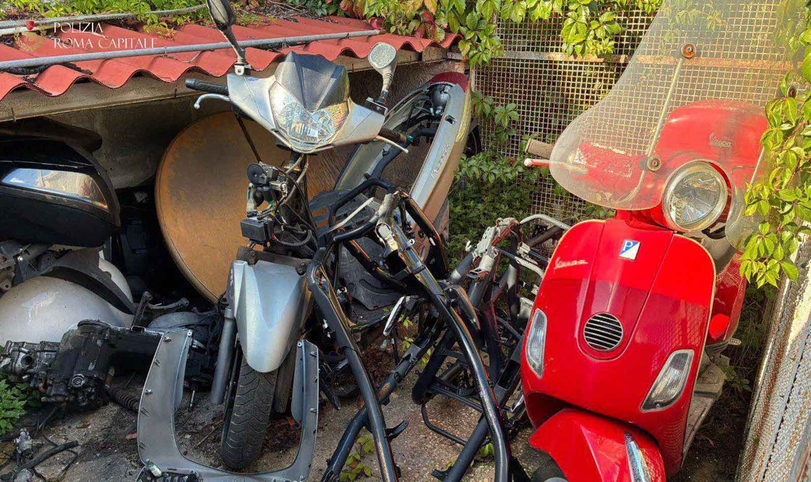 Roma, moto rubate smontate e rivendute online a Tor Vergata