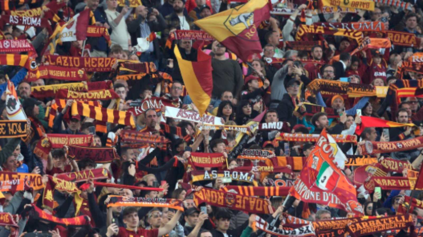 Roma, tifosi giallorossi in curva sud