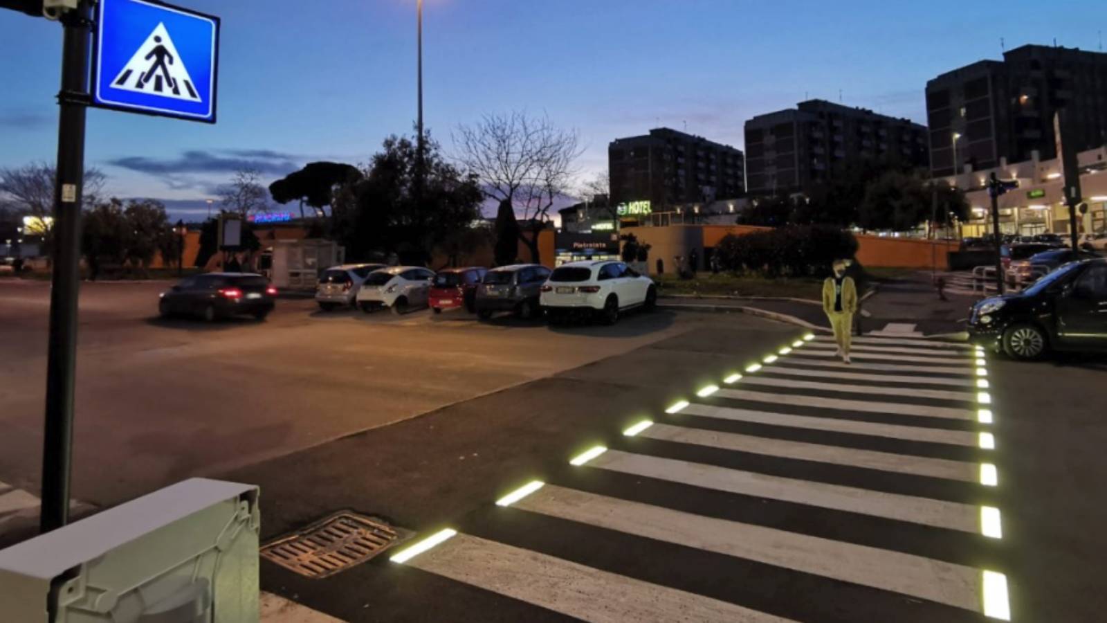 Roma, una striscia pedonale luminosa