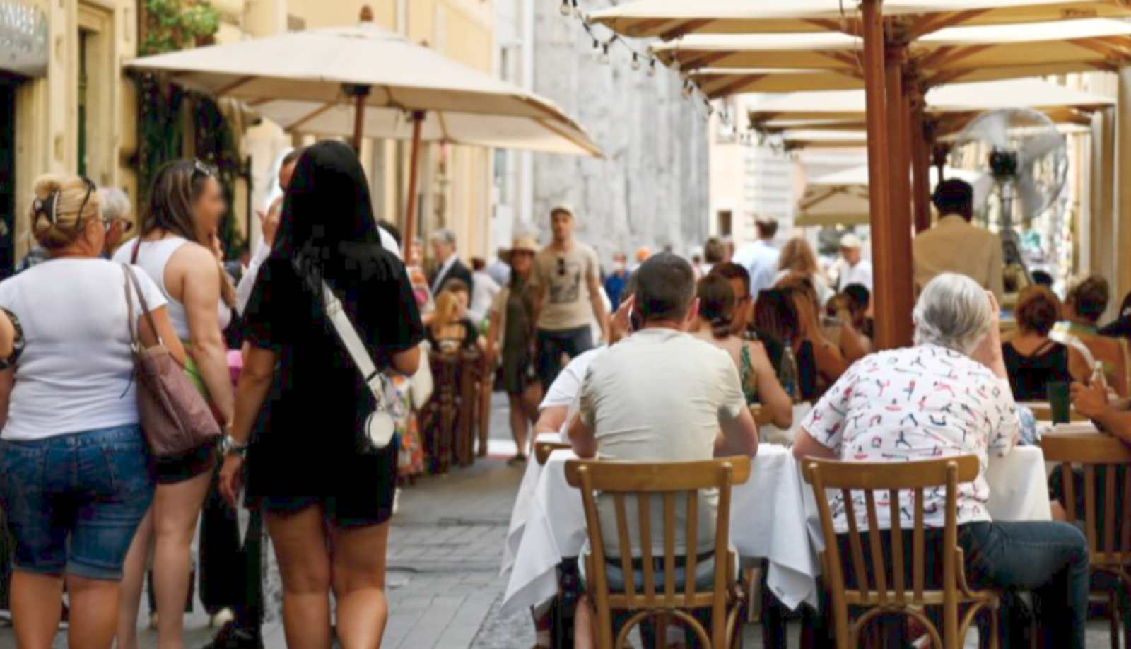 Roma, un classico tavolo selvaggio, foto generica