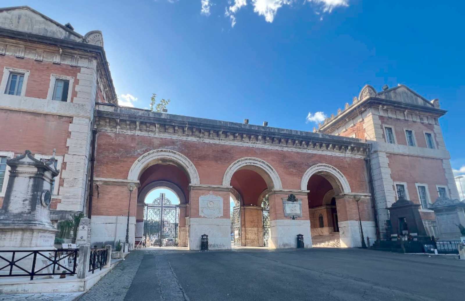 Roma, l'ingresso del cimitero Verano, foto Google Maps