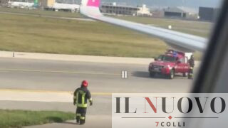 Panico sul volo aereo Sharm-Roma costretto all’atterraggio d’emergenza: “Fumo in stiva”