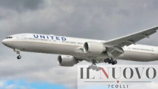 Dirottato volo United per Roma-Fiumicino: il pc del passeggero si ‘perde’ nella stiva, parte la procedura d’emergenza