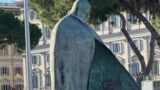 Roma, “Vada a Gaza”: vernice rossa sulla statua di Giovanni Paolo II a piazza dei Cinquecento