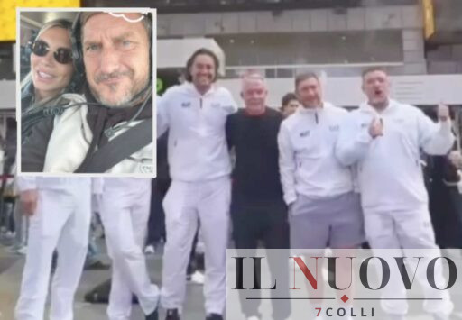 Totti e Noemi a New York per il padel con le vecchie glorie, poi in elicottero sulla statua della Libertà
