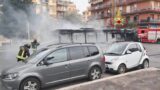 Roma, bus Atac in fiamme, l’incendio partito da un monopattino elettrico: mezzo completamente carbonizzato