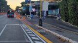 Roma, dalle inaugurazioni da star ai risultati flop: la ciclabile dell’assurdo, taglia il passaggio ai passeggeri del bus (VIDEO)