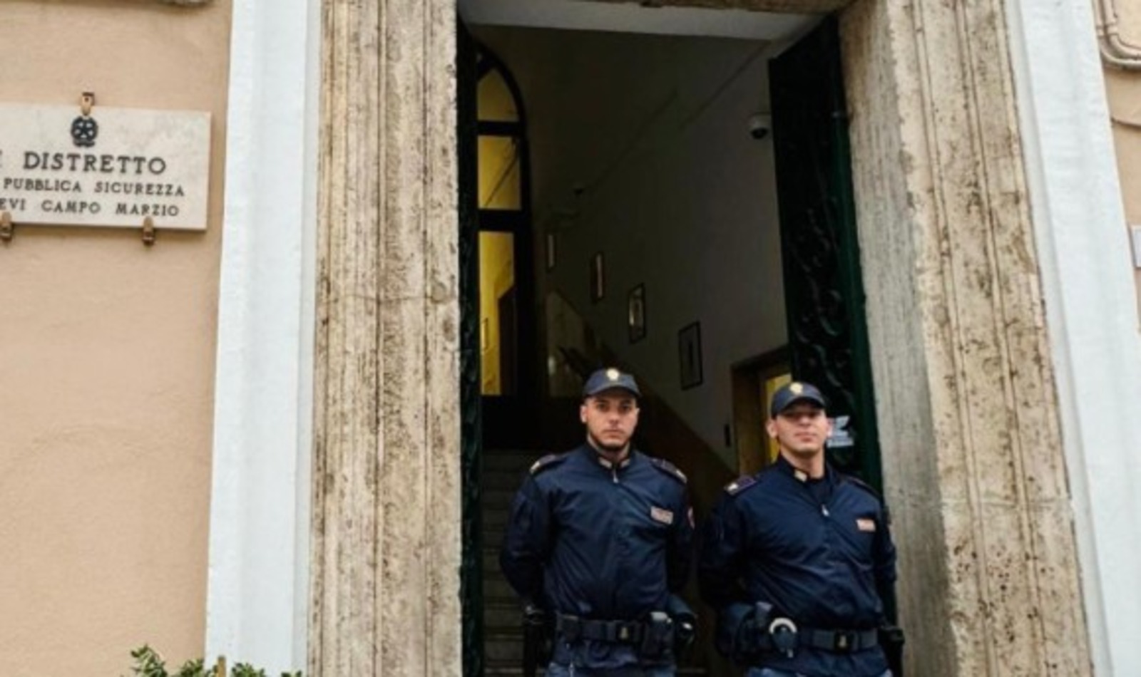 Poliziotti che hanno salvato un ragazzo dal tentato suicidio