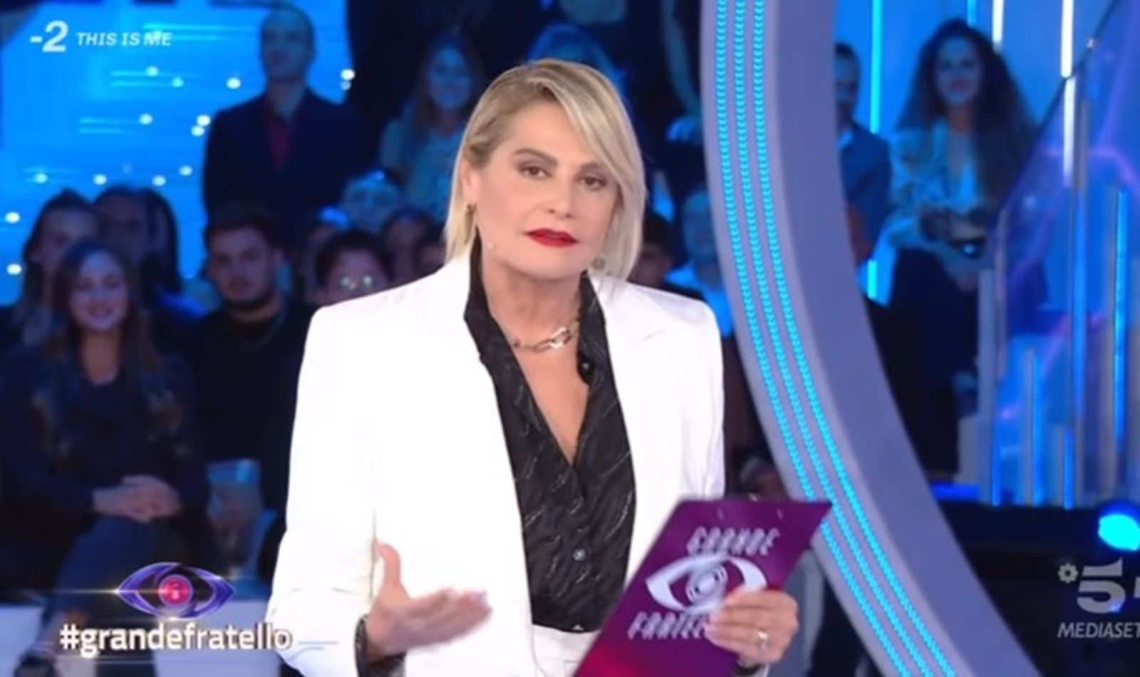 Simona Ventura che conduce il GF