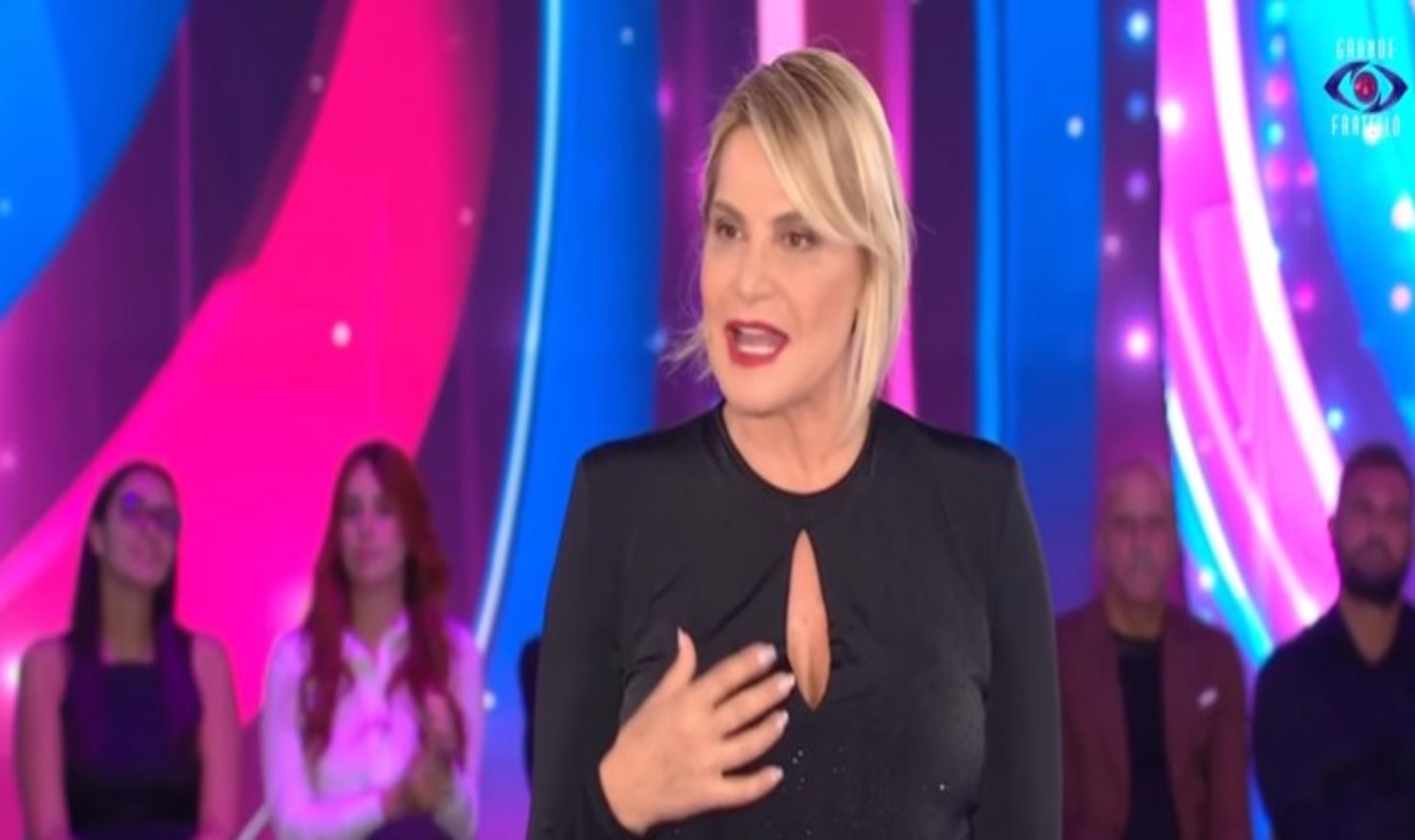 Simona Ventura che conduce il Grande Fratello