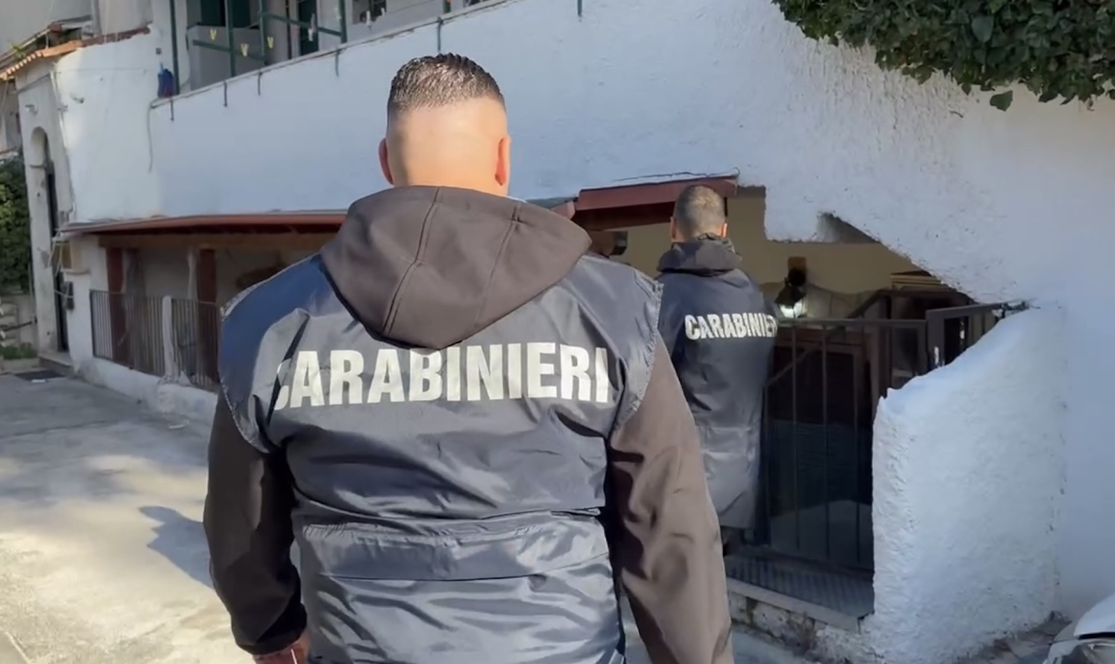 Anzio, butta una bomba nel giardino dei vicini: arrestato
