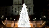 Roma, piazza di Spagna si illumina: arriva l’albero di Natale con 300mila luci